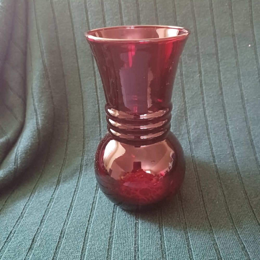 Vintage Anchor Hocking Ruby Red 3 ring glass vase (060224B)